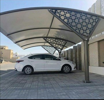 مظلات حديدية للمرافق العامة، تحمي من العوامل الجوية وتضيف جمالية.