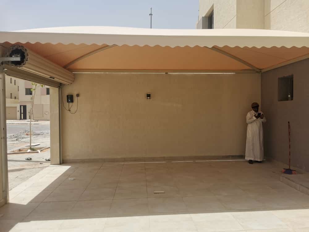 مظلات حديدية للمواقف في الدمام الشرقية، توفر حماية من الرياح والمطر للسيارات.