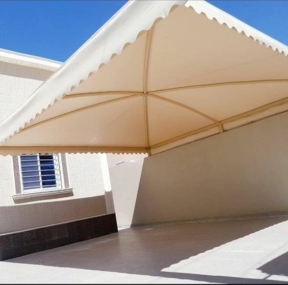 مظلات سيارات حديد متينة وتصميم عصري مع ضمان جودة عالية وتركيب سريع.