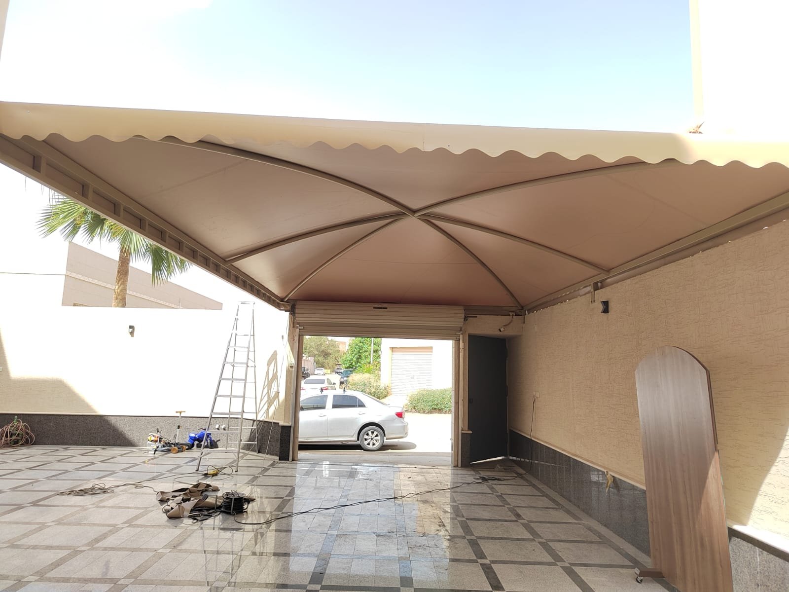 مظلات قماشية للمطاعم في الدمام الشرقية، توفر الظل للمناسبات الخارجية والمريحة.