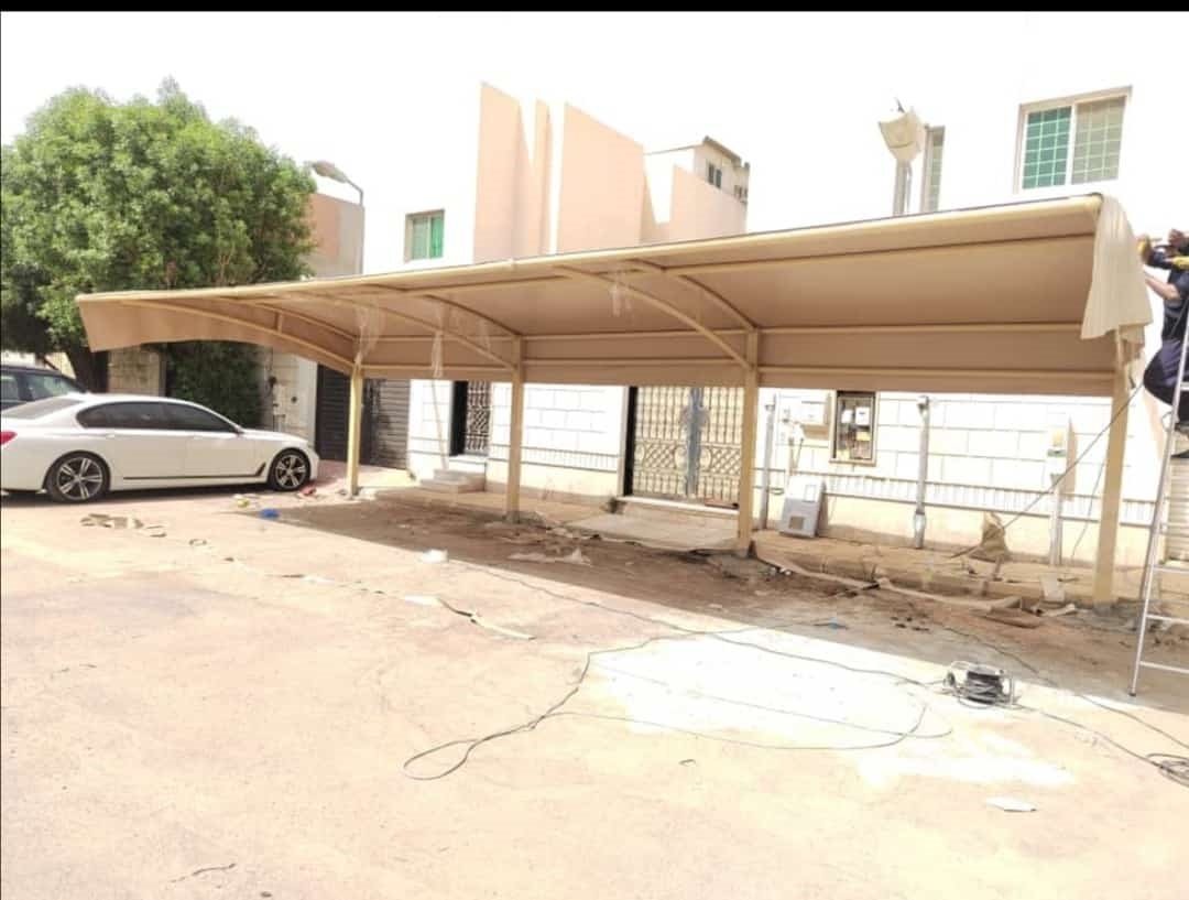 مظلات متحركة للمرافق العامة في الخبر، مرونة في تظليل الأماكن حسب الحاجة.